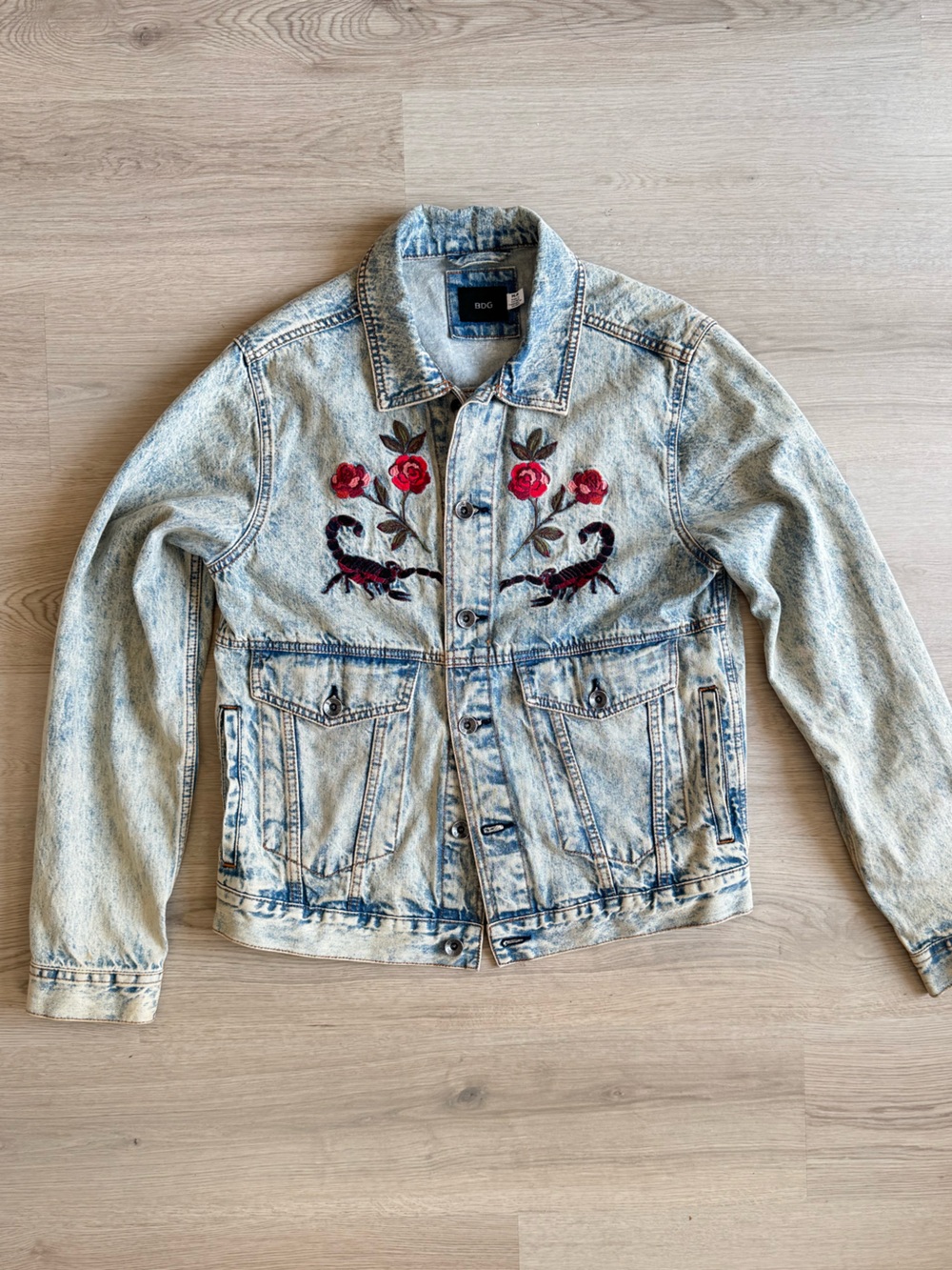 BDG Embroidered Light Wash Denim Jacket Scorpion Rose Dragonfly Spider Medium